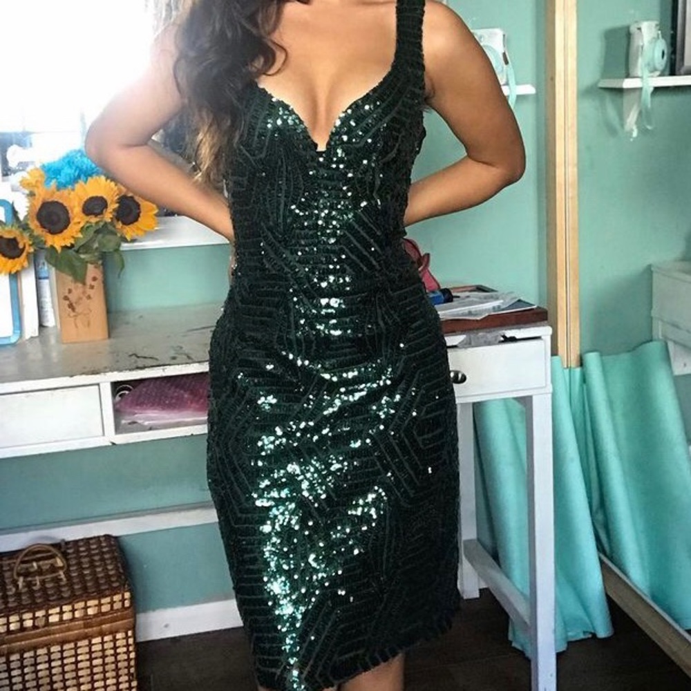 Elegant emerald sequined cocktail dress